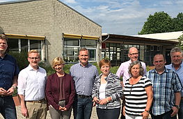 Adele Sliwinski (3. von links) informierte Stefan Düing, Michael Lührmann, Guido Pott, Marlene Posnin, Rüdiger Mittmann, Ulrike Gering, Michael Riemann und Hubert Pohlmann über die HHO-Werkstatt Wallenhorst.