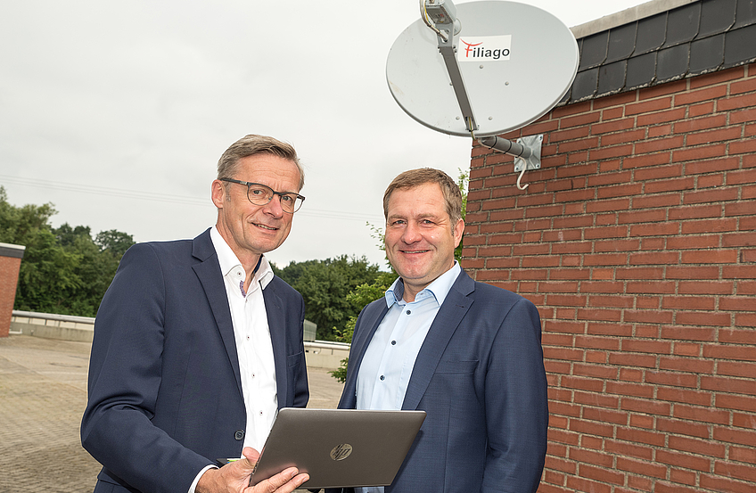 Praxistauglich: Bürgermeister Otto Steinkamp (links) und Guido Pott, Aufsichtsratsvorsitzender der Gemeindewerke, präsentieren die Satellitentechnik, die bereits an der Kläranlage Barlager Esch im Einsatz ist.