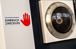 Eine einfache Maßnahme zum Einbruchschutz: ein kleiner Aufkleber mit klarer Botschaft.