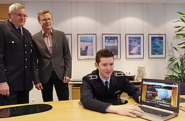 Alexander Meyer (rechts) und Udo Meyer (links) stellten Bürgermeister Otto Steinkamp die neue Internetseite und den Förderverein der Feuerwehr Rulle vor.