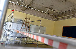 Kaum wiederzuerkennen ist der Klassenraum in der Alexanderschule, der nach der Ausstattung mit Beamer und Whiteboard derzeit mit einer Akustikdecke sowie LED-Beleuchtung aufgewertet wird.