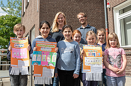 Suchen Schulwegbegleiter für ihren Walking Bus: Nadin Kohlbrecher, Stefan Sprenger und die Kinder der Katharinaschule.