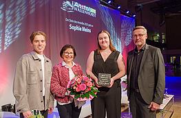 Ehrengast Iggi Kelly, Laudatorin Angelika Bayer, Preisträgerin Sophie Meins und Bürgermeister Otto Steinkamp beim Tag des Anstoßes 2023.