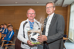 Mit Blick auf die kommende Fußballweltmeisterschaft überreicht Bürgermeister Otto Steinkamp (rechts) das passende Spielgerät als Gastgeschenk an Trainer Jerzy Budziłek.