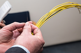 Im wahrsten Sinne des Wortes eine feine Sache: Internetanschlüsse per Glasfaser sorgen für einen schnellen Zugang zum Netz.