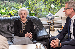 Erna Krause im Gespräch mit Bürgermeister Otto Steinkamp.
