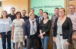 Themen aus Energie, Umwelt und Gesundheit für Kindergarten und Schule: Beim zweiten Forum MINT stellte Referent Werner Busch (5. von rechts) von der Siemens-Stiftung das Bildungsprogramm „Experimento“ vor.