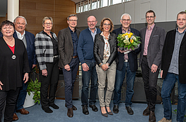 Verabschieden Siegfried Leicht (3. von rechts) aus dem MINT-Netzwerk Wallenhorst (von links): Britta Finke (Andreaskindergarten), Unternehmer Wolfgang Rabe, Kornelia Böert, Bürgermeister Otto Steinkamp, Hubert Bartke, Annegret Rethmann (Bürgerstiftung), Stefan Schmidt (Realschule), Thorger Stapenhorst (Alexanderschule).