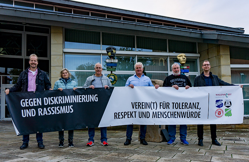 Setzen vereint ein Zeichen für Toleranz, Respekt und Menschenwürde (von links): Jürgen Tiemann und Ulrike Wiemeyer (Sportfreunde Lechtingen), Gerhard Lorenz (TSV Wallenhorst), Gerhard Strößner (Blau-Weiß Hollage), Hans-Hermann Schiebe (TuS Eintracht Rulle) sowie Florian Lüttkemöller.