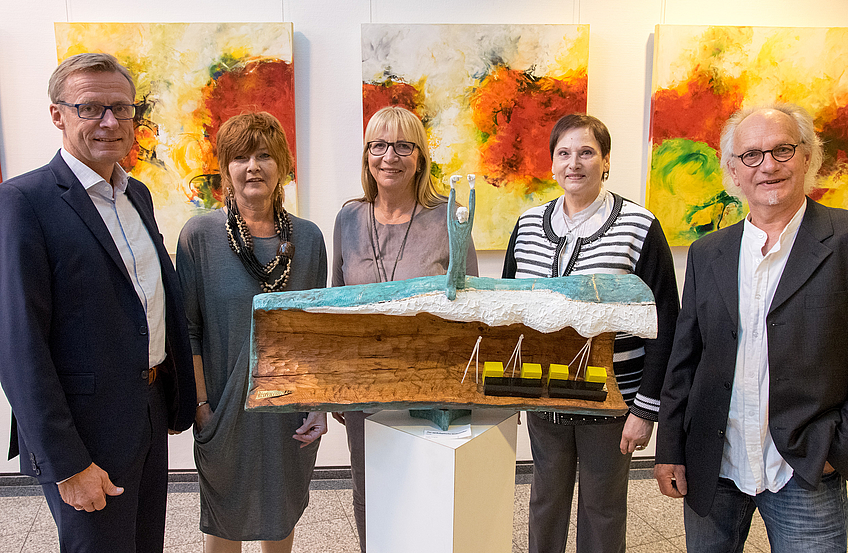 Bürgermeister Otto Steinkamp begrüßt die Künstler Gaby Wilken, Brigitta Koyteck, Roswitha Schulz und Hugo Langner (von links) im Foyer des Wallenhorster Rathauses.