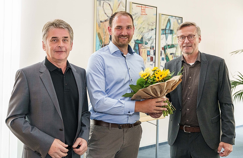 Der Ratsvorsitzende Hans Stegemann (links) und Bürgermeister Otto Steinkamp (rechts) begrüßen Stefan Grothaus im Wallenhorster Gemeinderat.