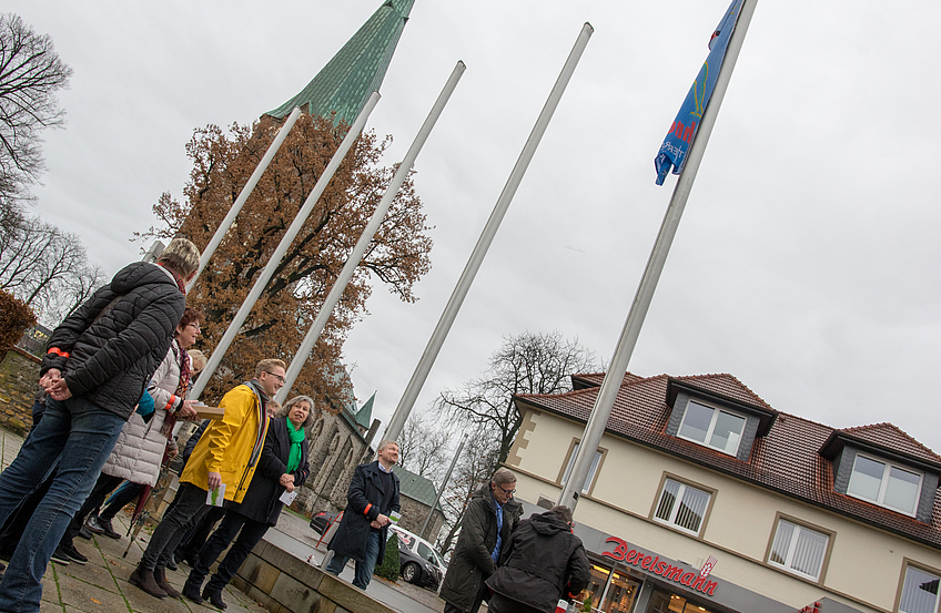 Die Fahne von „Terre des Femmes“ hängt als sichtbares Zeichen vor dem Wallenhorster Rathaus.