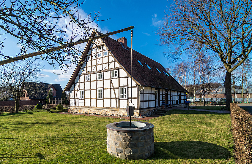 Das Heimathaus Hollager Hof ist das Ziel der Gästeführung. Dort können die Teilnehmerinnen und Teilnehmer einen Kaffee genießen oder den angrenzenden Bauerngarten besichtigen.