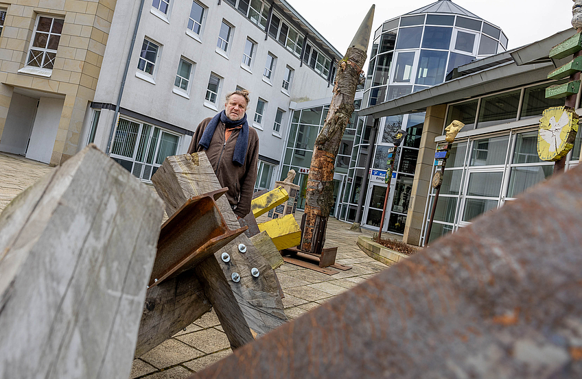 Volker-Johannes Trieb mit seiner Installation „Gedankensperre“ vor dem Wallenhorster Rathaus.