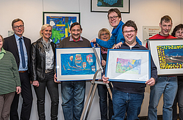 Nach drei Monaten wurden die Bilder im Rathausfoyer abgenommen und den Künstlerinnen und Künstlern überreicht.