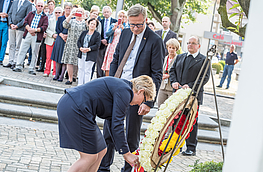 Stawigudas Bürgermeisterin Irena Derdoń und Wallenhorsts Bürgermeister Otto Steinkamp legen gemeinsam einen Kranz vor der Annakapelle nieder.
