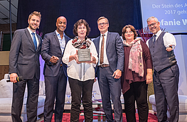 Preisträgerin Stefanie Wächter (3. von links) mit Sven Lake, Yared Dibaba, Bürgermeister Otto Steinkamp, Laudatorin Petra Eckhardt und Rainer Schmidt.