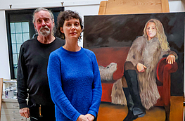 Robert Meyer und Sarah Fischer mit einem der Werke, das in der Ausstellung zu sehen ist.