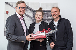 Ein kleines Andenken an Wallenhorst überreicht Bürgermeister Otto Steinkamp im Beisein von Michael Helweg an Janette Määttä.