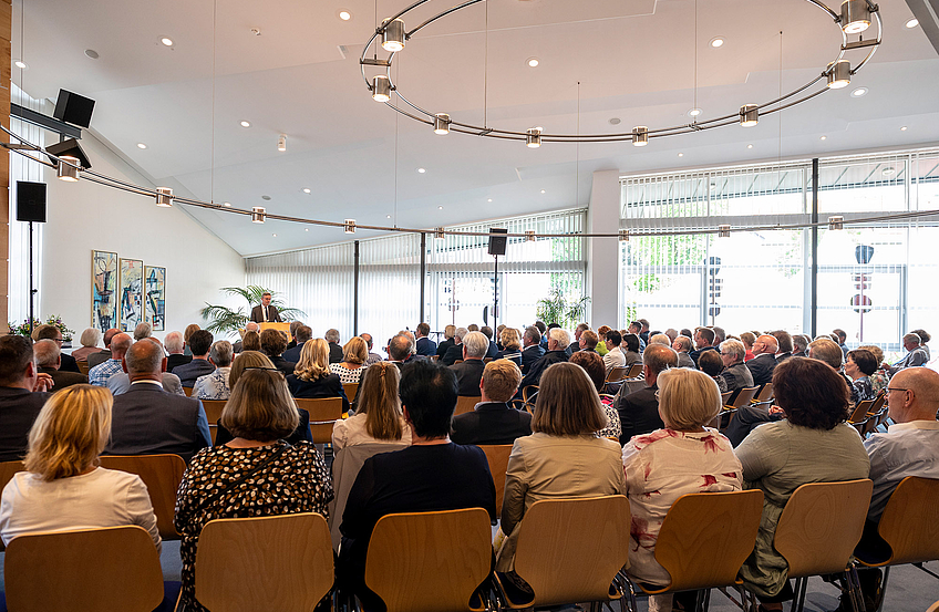 Bürgermeister Otto Steinkamp begrüßt zahlreiche Wallenhorster Bürgerinnen und Bürger zum Festakt im Ratssaal.