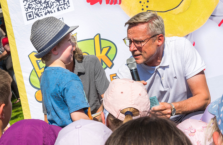 Bürgermeister Otto Steinkamp verlost drei attraktive Preise unter den eingeladenen Kindern.
