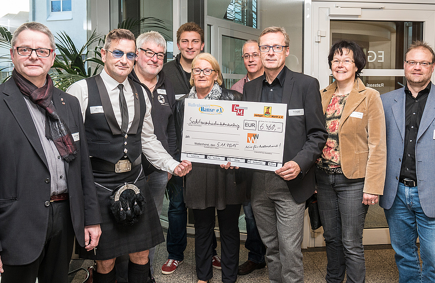 Über 6.460 Euro freuten sich die Organisatoren des Kreisellaufs ebenso wie die Empfänger der Spenden.
