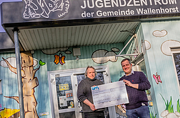 Guido Pott und Jürgen Abeln mit Spendenscheck vor dem JAB2.
