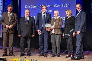 Der Stein des Anstoßes wurde an Mathilde Hawighorst (4. von links) verliehen. Zu den ersten Gratulanten zählten (von links) Franz Loth, Heinz Buschkowsky, Otto Steinkamp, Kornelia Foth und Christian Böwer. 