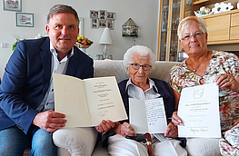 André Schwegmann mit Elisabeth Fischer und deren Tochter Ingrid Knabke.