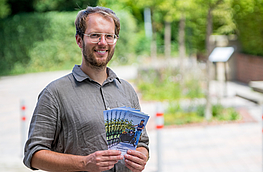 Wallenhorsts Klimaschutzmanager Stefan Sprenger mit Stadtradeln-Flyer.