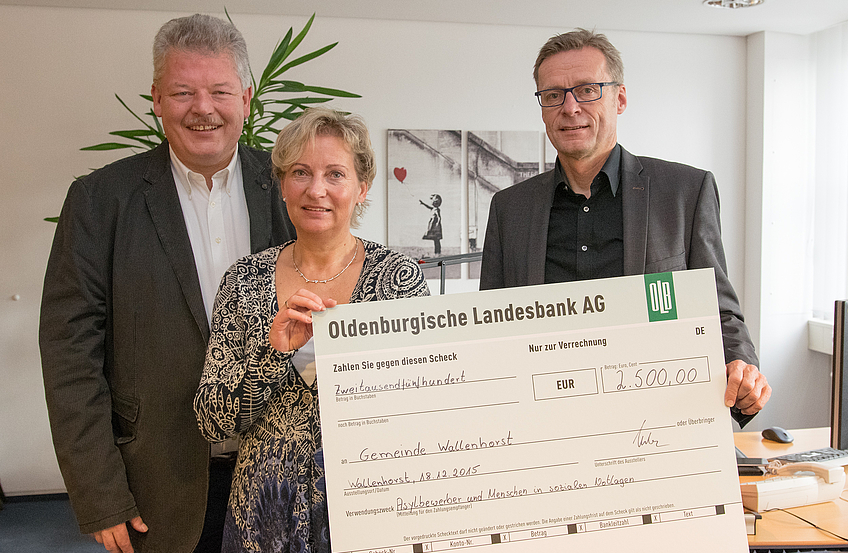 Ein Zeichen der Hoffnung: Jochen und Annette Rabe überreichen einen Spendenscheck an Bürgermeister Otto Steinkamp (rechts) zugunsten einer unbürokratischen Hilfe für Menschen in Not.
