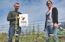  Felix Sauer und Isabella Draber auf der Blühwiese.