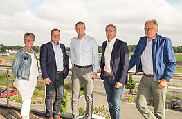 Mit Blick auf die Baustelle informieren sich Marion Müssen, Guido Pott, Bürgermeister Otto Steinkamp und Manfred Gretzmann bei Björn Schütte (Mitte) über die Erweiterung des Logistikzentrums.