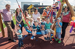 Bürgermeister Otto Steinkamp (links) und Claudia Broermann (rechts) übergaben den neuen Spielplatzes an der Nikolaus-Groß-Straße an die Kinder. Für die Koordination im Baugebiet dankten sie im Besonderen Karina Meemann (Mitte).