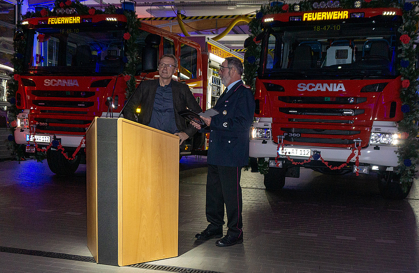 Bürgermeister Otto Steinkamp (links) überreicht die Schlüssel für die neuen Feuerwehrfahrzeuge an Gemeindebrandmeister Ulrich Beimesche.