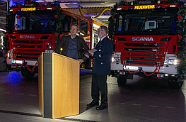 Bürgermeister Otto Steinkamp (links) überreicht die Schlüssel für die neuen Feuerwehrfahrzeuge an Gemeindebrandmeister Ulrich Beimesche.