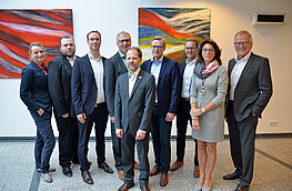 Freuen sich über die Vergabe der Konzessionen Strom und Gas an die Gemeindewerke Wallenhorst: (v.l.) Rebecca Uding (SWO Netz GmbH), Florian Schnipkoweit (Geschäftsführer GWW Netz GmbH & Co. KG), Florian Lüttkemöller (Geschäftsführer GWW Netz GmbH & Co. KG), Christoph Ströer (Geschäftsbereichsleiter Energieinfrastruktur NATURSTROM AG), Martin Holtgrewe (NATURSTROM AG), Otto Steinkamp (Bürgermeister Gemeinde Wallenhorst), Heinz-Werner Hölscher (Geschäftsführer SWO Netz GmbH), Annegret Rethmann (Kämmerin Gemeinde Wallenhorst) sowie Manfred Hülsmann (Vorstandsvorsitzender Stadtwerke Osnabrück). 