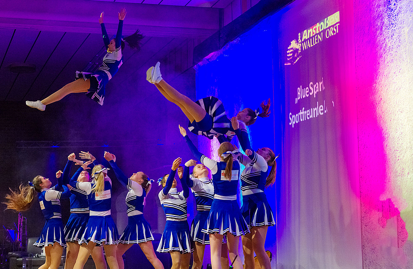 Präsentieren akrobatische Showtänze: die Cheerleader „Blue Sparks“ der Sportfreunde Lotte.