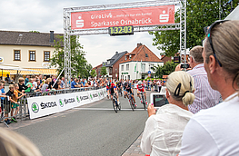 Nicht nur im Start- und Zielbereich, auch entlang der Strecke verfolgten zahlreiche Fans die Radrennen.