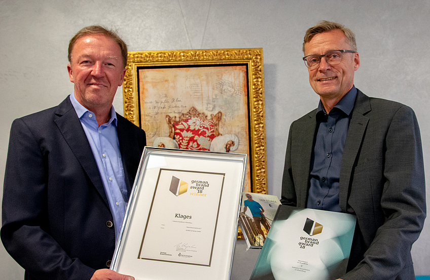 Bürgermeister Otto Steinkamp (rechts) gratuliert Dieter Klages zur Auszeichnung mit dem German Brand Award.