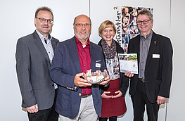 Wirtschaftsförderer Frank Jansing (links) und Hans-Jürgen Klumpe (rechts) überreichen Hermann Holtmeyer und Adele Sliwinski die Spende in Höhe von 244 Euro.