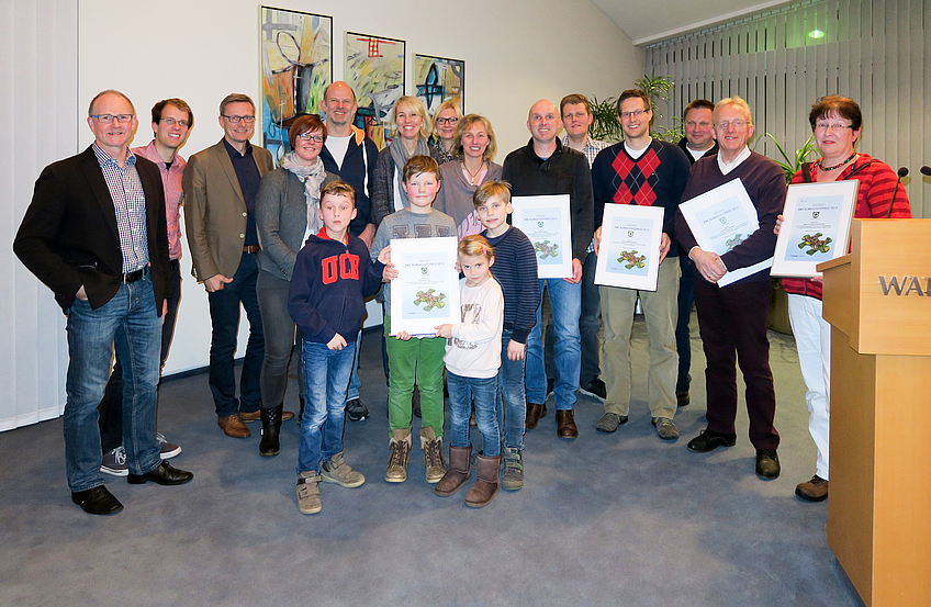 RWE-Kommunalbetreuer Thomas Jablonski, Klimaschutzmanager Stefan Sprenger und Bürgermeister Otto Steinkamp (von links) überreichten die Urkunden an die Preisträger.
