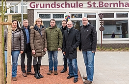 Neben dem Feldahorn, einem der „Klimabäume”, im Bild (von links): Elternvertreterin Claudia Burs, Bürgermeister Otto Steinkamp, Schulleiterin Martina Meier, Fördervereinsmitglieder Stefan Wöstmann und Johannes Geers, RWE-Kommunalbetreuer Thomas Ja