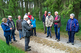 Pflanzenkundler Prof. Dr. Konrad Arndt bringt den Schnatgängern die heimische Flora näher.