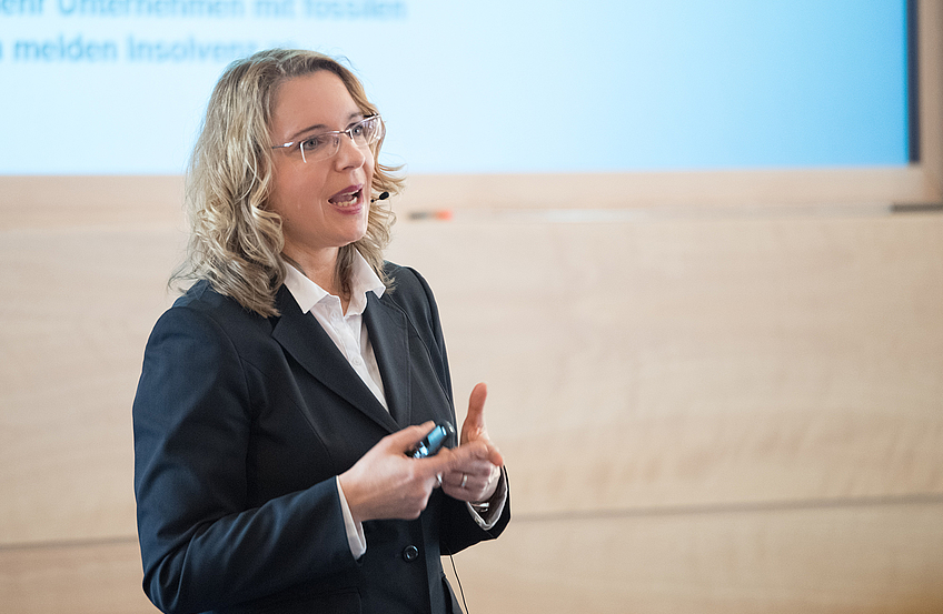 Prof. Dr. Claudia Kemfert erläutert den Besuchern des 12. Wallenhorster Treffpunkts Wirtschaft die positiven Aspekte der Energiewende.