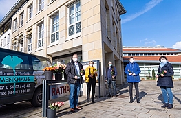 Anlieferung der Rosen vor dem Rathaus