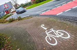 Blick auf den Kreisverkehr mit Radweg