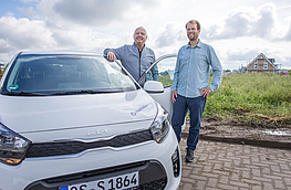 Christian Kluck und Stefan Brune mit dem neuen Carsharing-Auto in Rulle.
