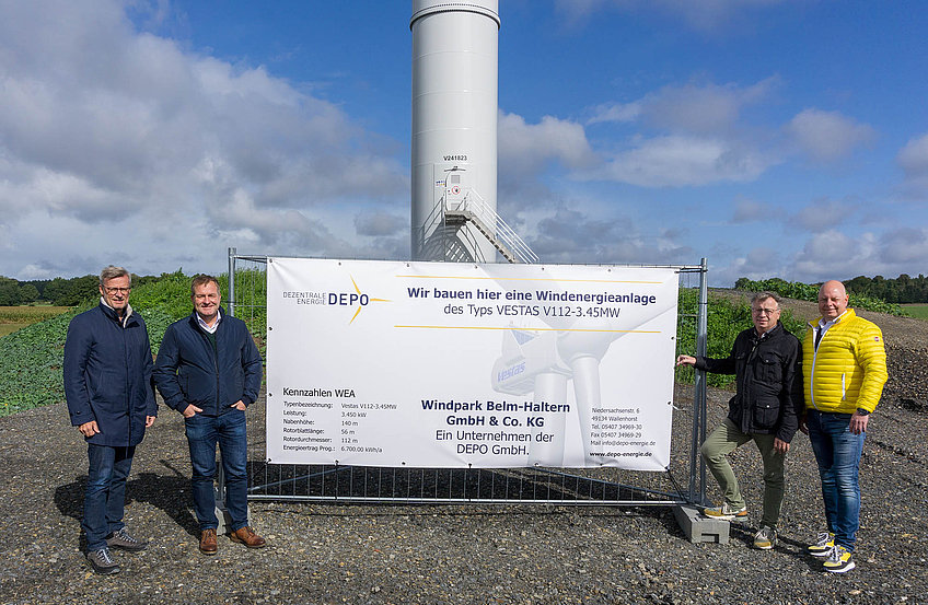 Bürgermeister Otto Steinkamp, Guido Pott, Martin Kock und DEPO-Gesellschafter Dr. Arndt Schumacher (von links) besichtigen die Windenergieanlage.