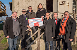 Engagieren sich für den Erhalt der Motormühle an der Windmühle Lechtingen (von links): Ansgar Vennemann, Franz-Josef Albers, Otto Steinkamp, Nancy Plaßmann, Dr. Michael Lübbersmann, Jürgen Wuttke und Rolf Wessel.